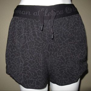 LULULEMON REVERSIBLE SHORTS SIZE S